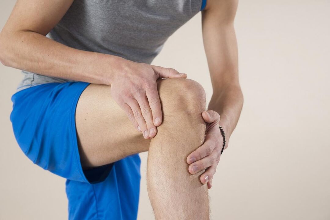 A primeira dor e rixidez da articulación debido á artrose atribúense a escordaduras musculares e ligamentosas